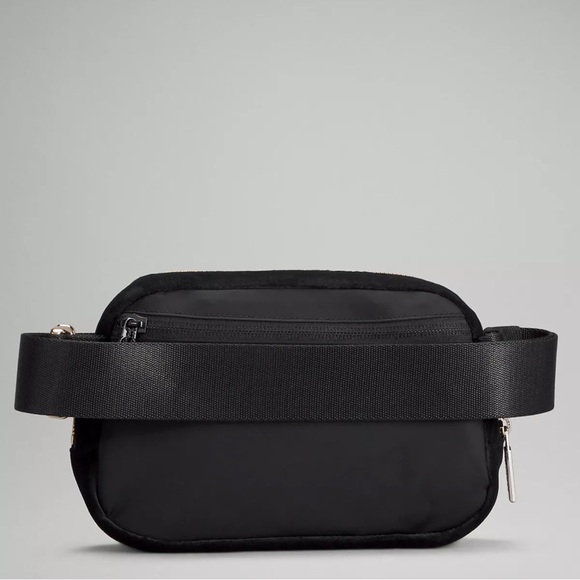 Lululemon Everywhere Belt Bag Velour Black Limited Edition Crossbody EBB Nwt - Picture 4 of 9